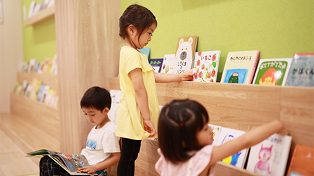 多様な絵本に出会う絵本巡回としょかん